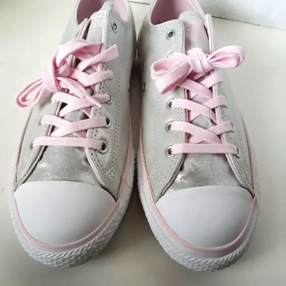 Converse Junior Big Girl Sneaker size 6
